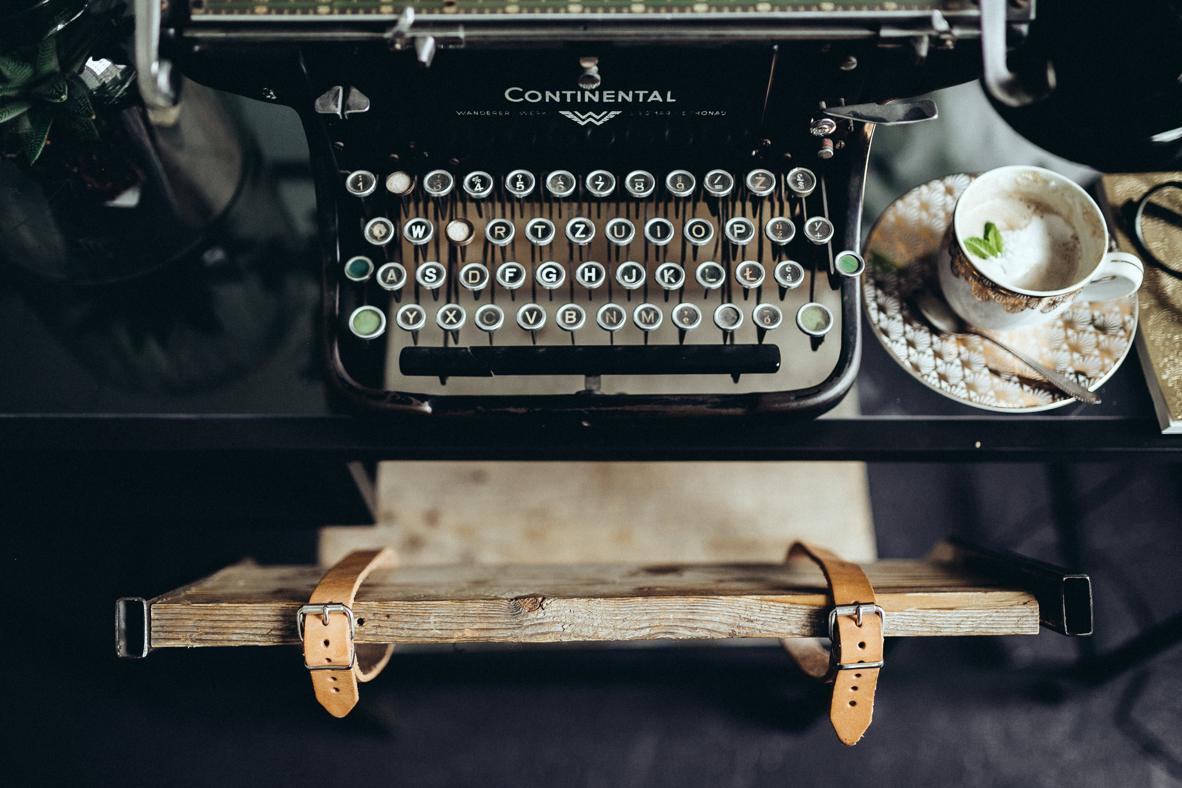 kaboompics.com_Top view of desk with typewriter